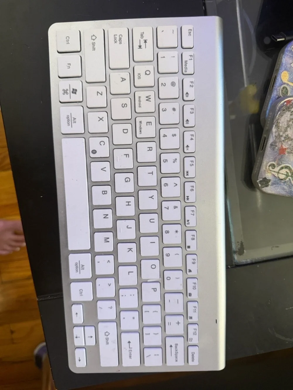 Wireless Slim Apple Keyboard in Silver and White - Both Brand New Wireless Mouse